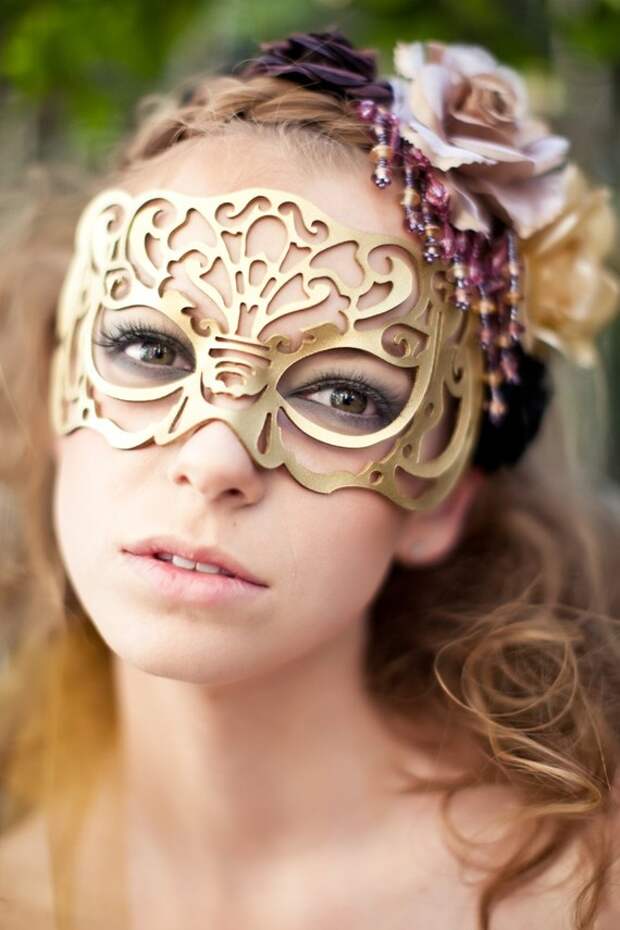 Masquerade mask in gold leather "Victoriana"