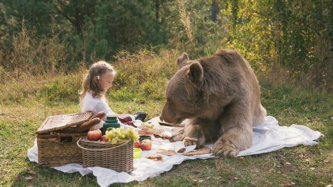 Фотосессия семьи с медведем ввергла западные СМИ в шок