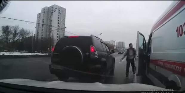 Водители чуть не линчевали таксиста за подрезание "Скорой". ВИДЕО 18+