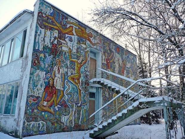 Мозаичные панно — советское "граффити" — в заброшенных пионерских лагерях