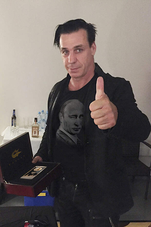 Скандальное фото с прифотошопленным портретом Путина