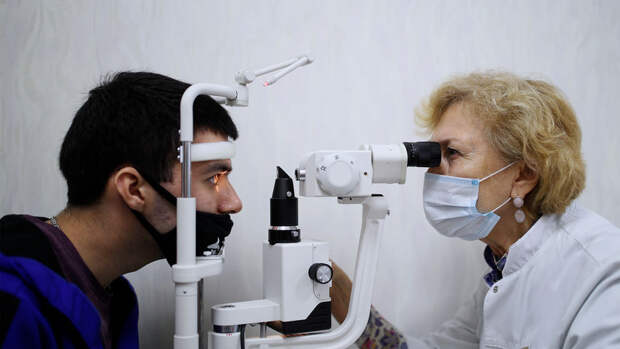 Офтальмолог Романова: при ношении линз запрещены увлажняющие капли для глаз с консервантом