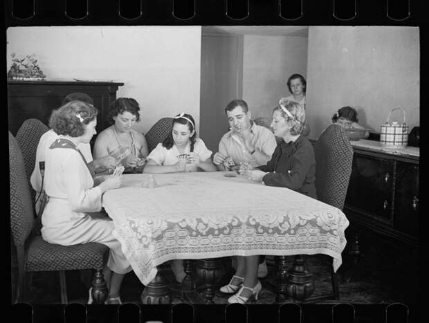 11. Семейные игры в карты в одном из новых домов Нью-Джерси. август 1936 года. америка, великая депрессия, кризис