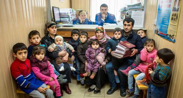 Семья из 11 детей приехала в Санкт-Петербург для постановки на миграционный учет