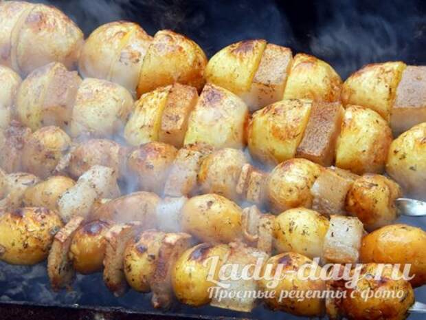 картошка с салом на шампурах