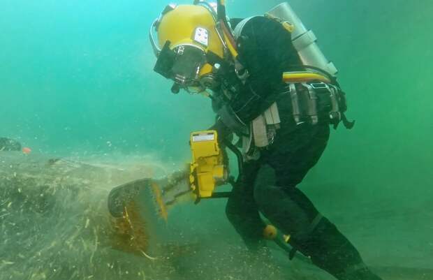 Кабели в Красном море, по большей части, находятся на глубине более тысячи метров. Но есть обширные участки, где они проложены всего в 150 метрах от морской поверхности. Организовать полноценную охрану этих мест невозможно физически. Никакого флота не хватит. Фото NG