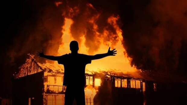 Портал в ад: на улице Дудаева во Львове из-под земли вырвалось пламя (ВИДЕО)