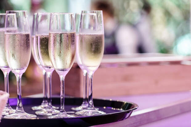 Как выбрать шампанское для новогоднего стола: 8 советов