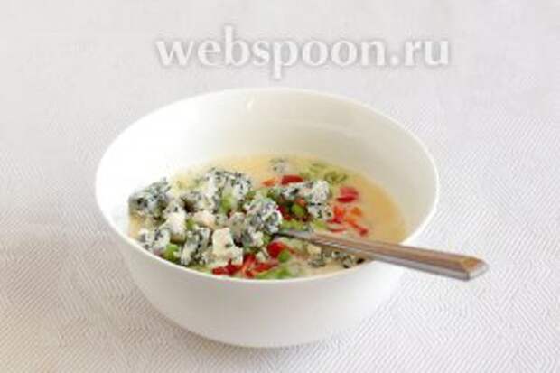 Соединить яйца с овощами и сыром.