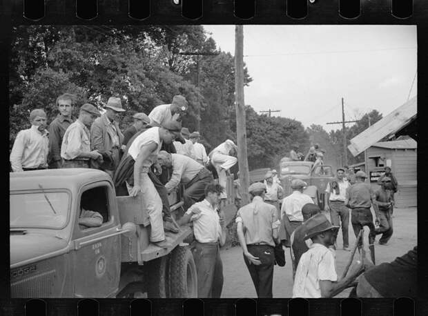8. Мужчины идут на работу в Гринбелте, штат Мэриленд. Июль 1936 года. америка, великая депрессия, кризис