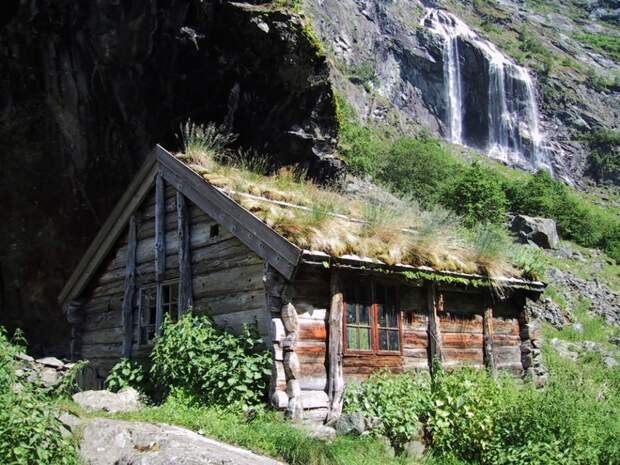 Водопад и ферма Алмен в Норвегии. зелёные крыши, экологичный дом