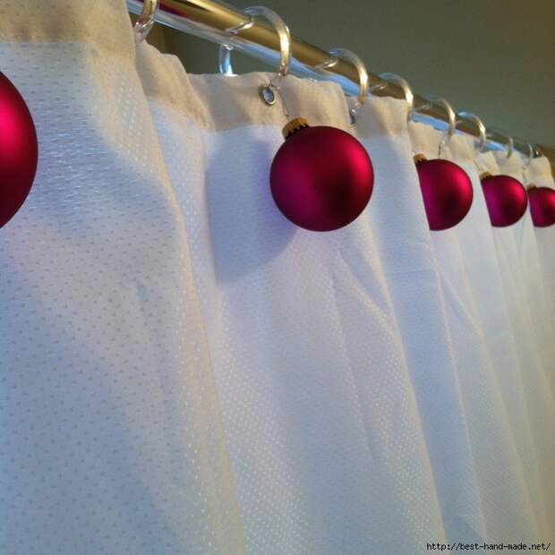 Simple-Bathroom-Decorations-Idea-with-Red-Baubles-Ornaments-for-Xmas-Shower-Curtain-Hooks (700x700, 330Kb)