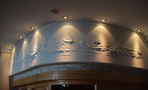 Рабочий украшает гипсокартоновые стены объемными картинами, используя лишь шпатлевку гипсокартон, искусство, шпатлевка