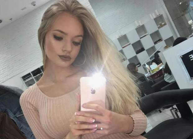 Лиза Пескова, дочь Дмитрия Пескова, известна тем, что часто публикует в социальных сетях роскошные фотографии и провокационные посты.-6