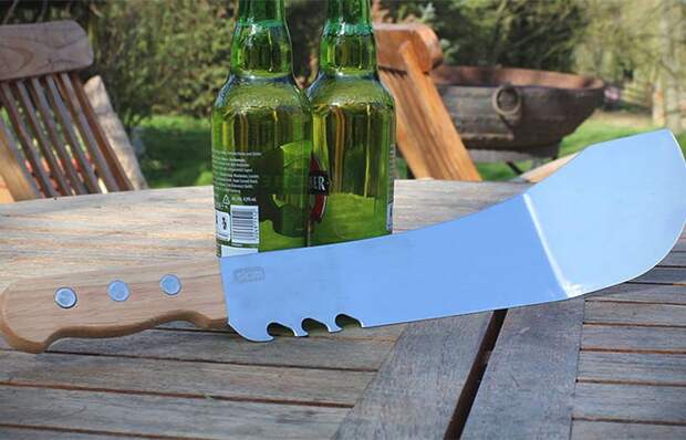 Мачете можно резать, рубить, открывать бутылки, использовать в качестве лопаточки для жарки. Мачете можно резать, рубить, открывать бутылки, использовать в качестве лопаточки для жарки.