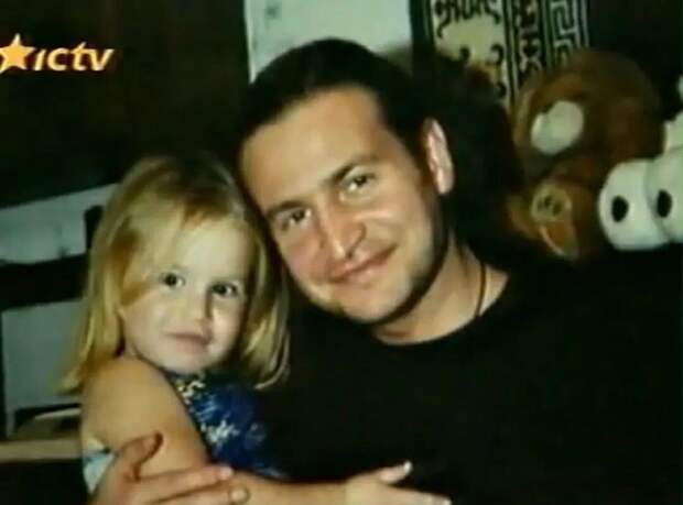 Певец Леонид Агутин опубликовал архивное фото с первенцем