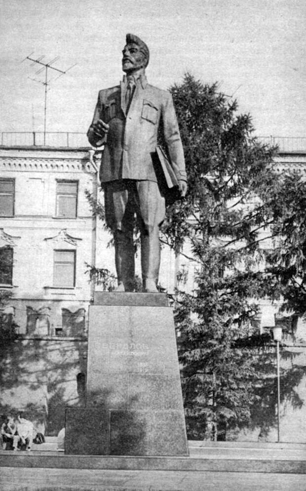 Памятник Я. М. Свердлову (площадь Свердлова)