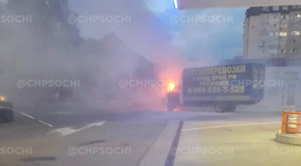 Рядом с одной из заправок Сочи на ходу загорелся грузовик