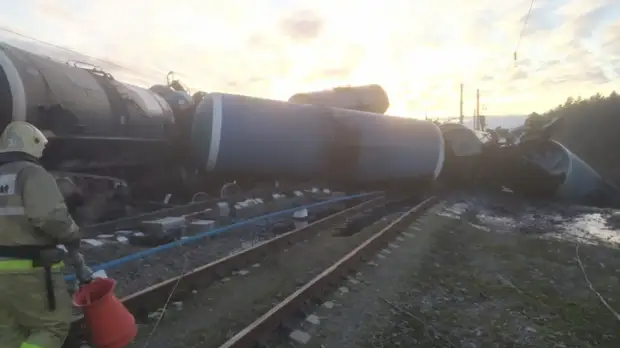 На месте схода вагонов под Владимиром работают около 300 человек