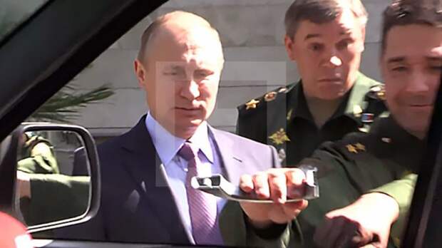 Генерал рассмешил Путина, оторвав ручку авто во время экскурсии(ВИДЕО) Генерал рассмешил Путина, оторвав ручку авто во время экскурсии(ВИДЕО)