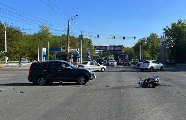 В центре Челябинска мотоциклист атаковал внедорожник