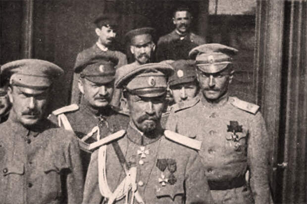 Генерал Корнилов (на переднем плане) и его подчиненные