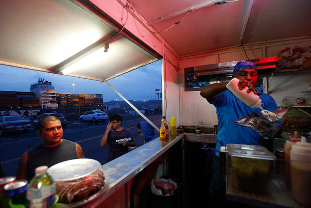 Панамский фастфуд — обычный хот-дог. Панама-Сити, апрель 2014 года. 
