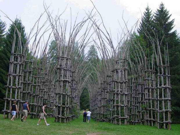 Храм из растущих деревьев в Италии (фото)