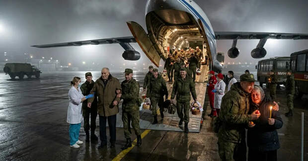 Самолёт с вернувшимися из плена русскими приземлился в Подмосковье
