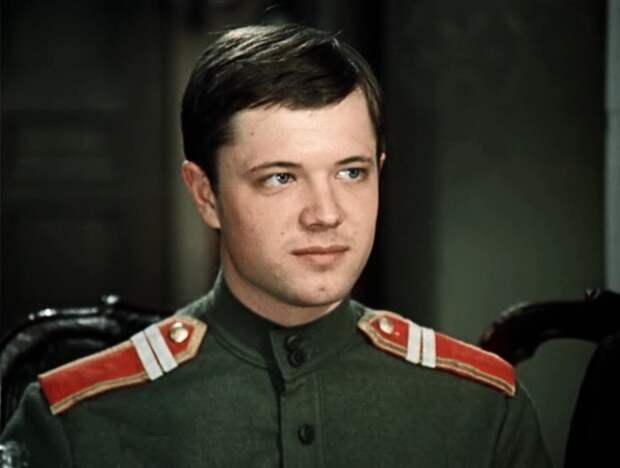 Андрей Ростоцкий в фильме *Дни Турбиных*, 1976 | Фото: kino-teatr.ru Андрей Ростоцкий в фильме *Дни Турбиных*, 1976 | Фото: kino-teatr.ru