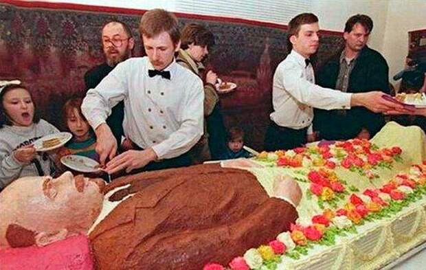 Торт в виде гроба с Лениным