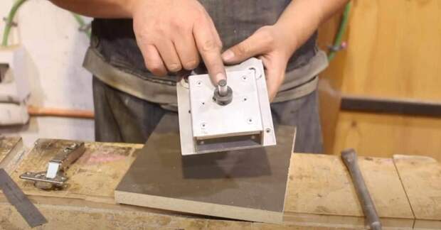 Как установить мебельные петли своими руками с помощью самодельного кондуктора
