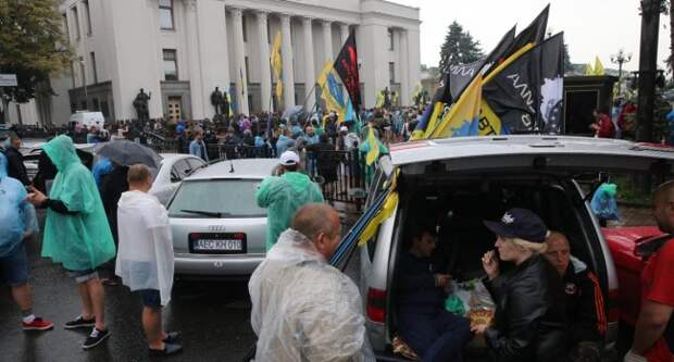Ситуация накаляется: митингующие у Рады владельцы «евроблях» не выпускают депутатов с территории парламента