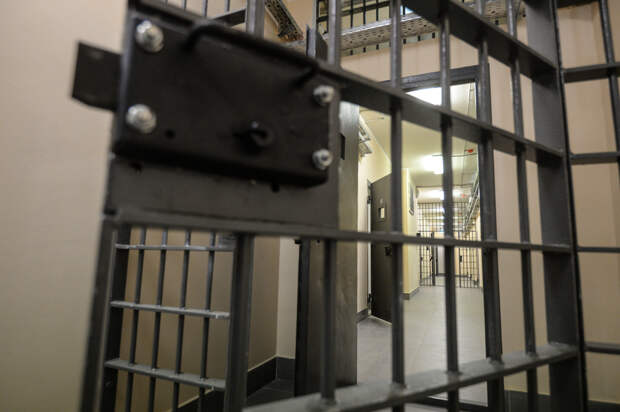 Двое россиян получили по 13 лет колонии за надписи на зданиях