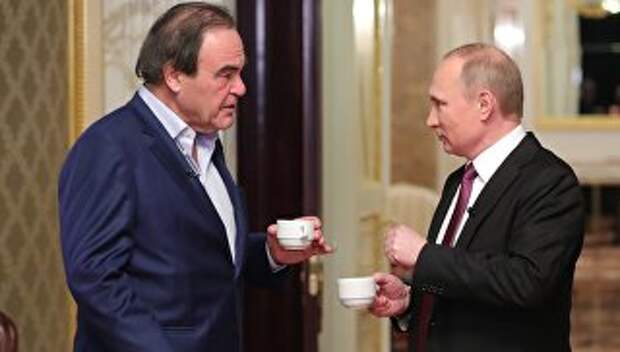 Президент РФ Владимир Путин и американский кинорежиссер Оливер Стоун во время интервью. Архивное фото