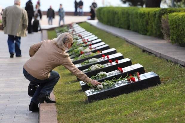 Стела в цветах георгиевской ленты и усыпанная цветами Аллея Славы: Одесса отмечает 9 мая 