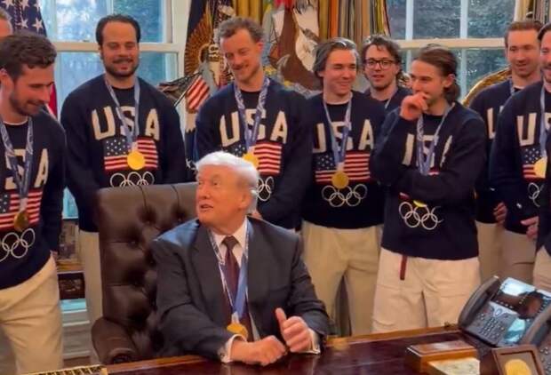 Трамп примерил золотую медаль Олимпийских игр и отказался ее возвращать