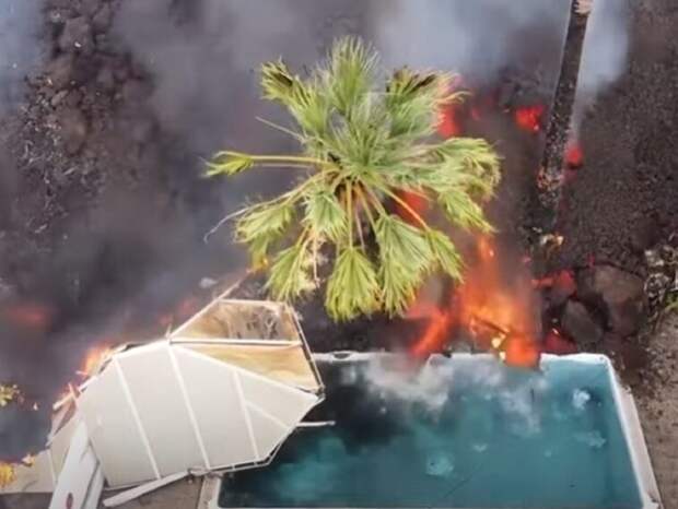 Видео с лавой вулкана, «пожирающей» коттеджи на острове Пальма, разошлось по Сети (ВИДЕО)