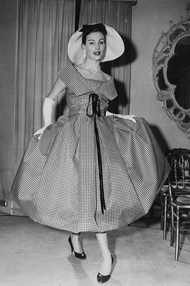 Пэган Григг в платье Dior, 1957 год