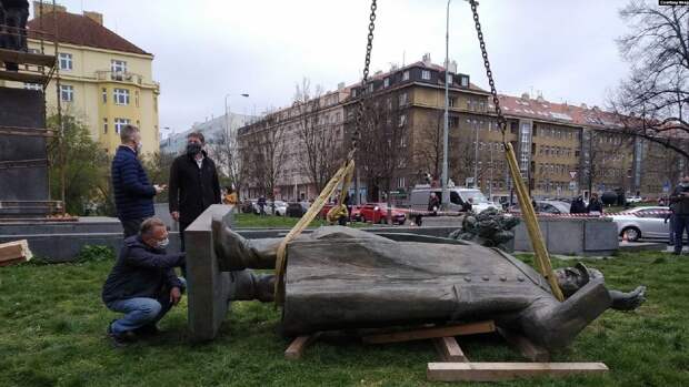 Что могла бы снести Россия в ответ на снос памятников в Европе?