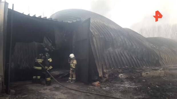 Видео: пожарные тушат склад с пластиковыми пакетами на Ставрополье
