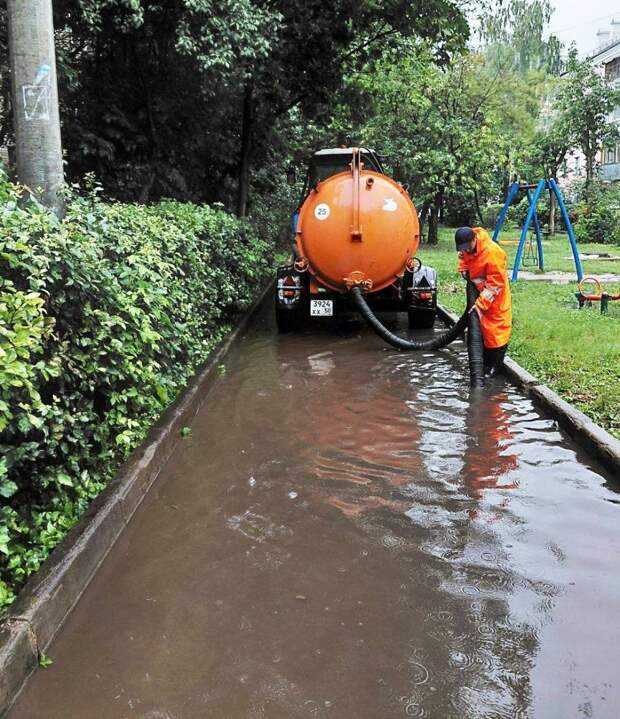 В подмосковном Пушкинском в усиленном режиме устраняют последствия ливневых дождей В подмосковном Пушкинском в усиленном режиме устраняют последствия ливневых дождей