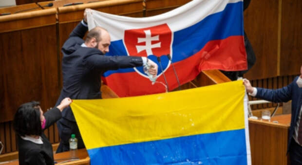 В парламенте Словакии надругались над флагом Украины В парламенте Словакии надругались над флагом Украины