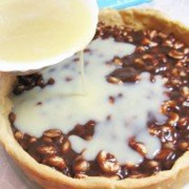 Пирог с орехами и ириской под белым шоколадом - шаг 6