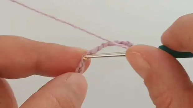 Свяжите красивый узор — он состоит всего лишь из 2 рядов, вяжется легко и с удовольствием! А в результате получаются красивые цветочки — идеальный узор для лёгкого шарфика, шали и не только!-4