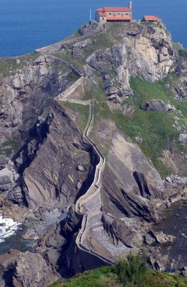 Излюбленное место паломников и туристов (Gaztelugatxe, Испания). Излюбленное место паломников и туристов Gaztelugatxe Испания