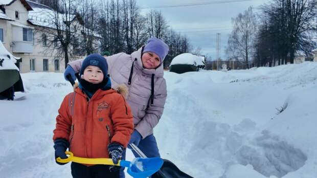 В Суворовском районе прошли субботники по расчистке территории от снега