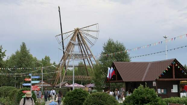 Строительство колеса обозрения в Барнауле / Фото: amic.ru