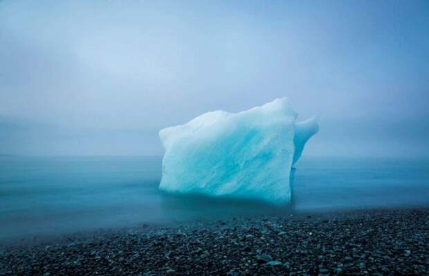 Отколовшийся кусок айсберга в ледяных водах Исландии. Фото - Андрэ Мерсье (США), второе место в конкурсе дикая природа, лучшие снимки, лучшие фотографии, победители конкурса, фотографии природы, фотоконкурс, фотоконкурсы. природа