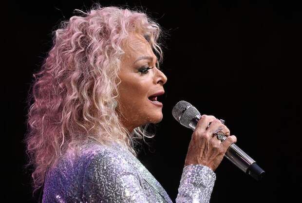 Долина отказалась освобождать квартиру Лурье до Нового года. Чего потребовала певица?